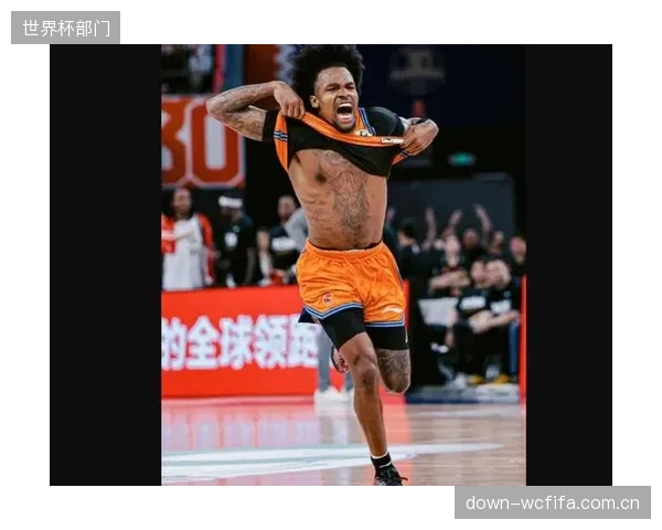 上海队外援古德温凭借出色的组织能力和关键球表现,成为总决赛MVP的最有力竞争者。 上海队外援古德温凭借出色的组织能力和关键球表现,成为总决赛MVP的最有力竞争者。